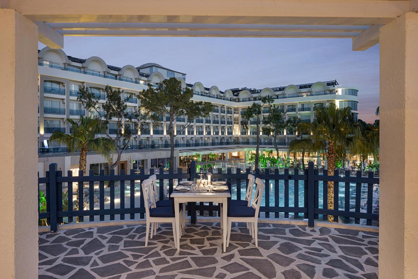 Berry Blue Hotels Side Exterior photo